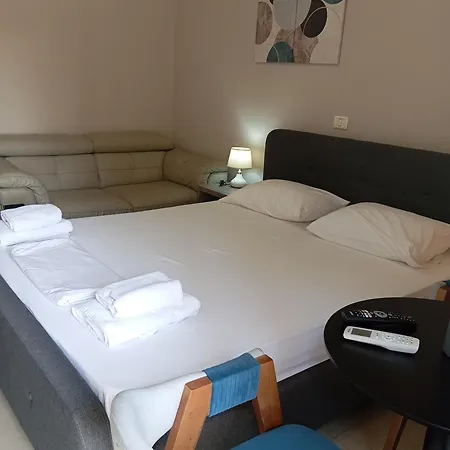 Bazar 5 Mini Appartement Tirana